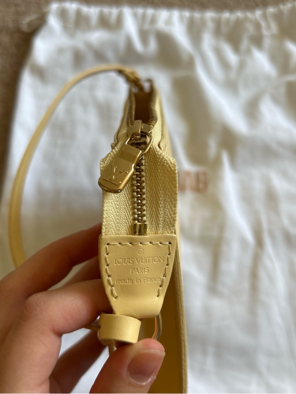 Louis Vuitton butter yellow Epi Pochette - Picture 4 of 8